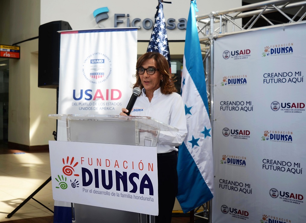 USAID, a través del proyecto Creando Mi Futuro Aquí y Fundación DIUNSA entregan de kits de emprendimiento a un grupo de mujeres