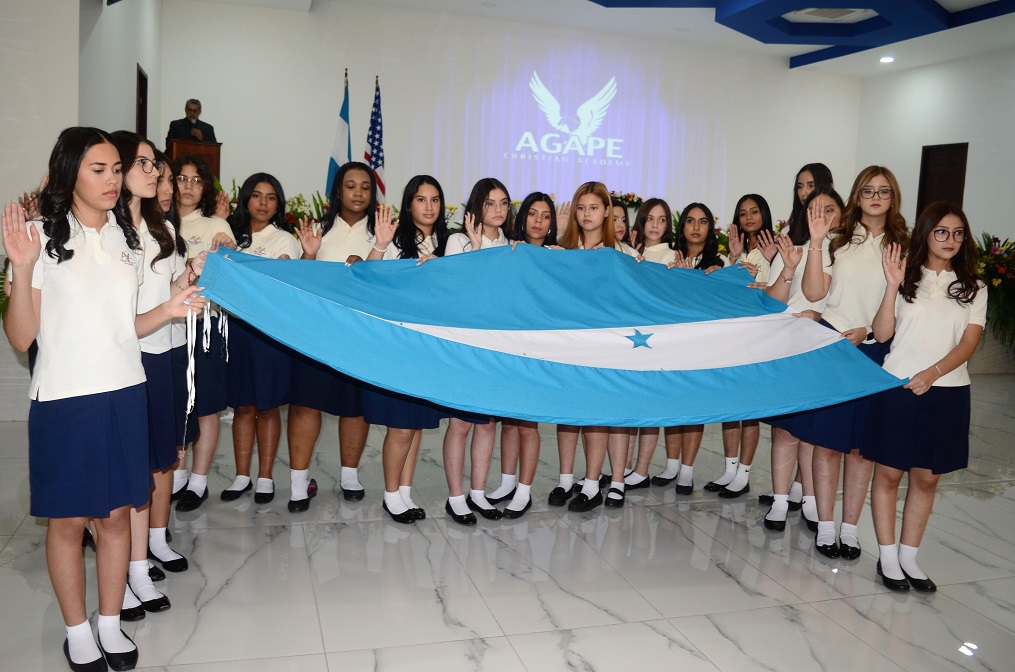 Ceremonia de juramentación de seniors 2023 de la Escuela Ágape Christian Academy