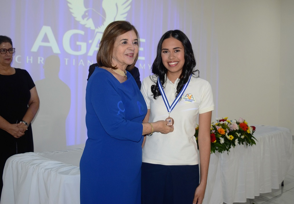 Ceremonia de juramentación de seniors 2023 de la Escuela Ágape Christian Academy 