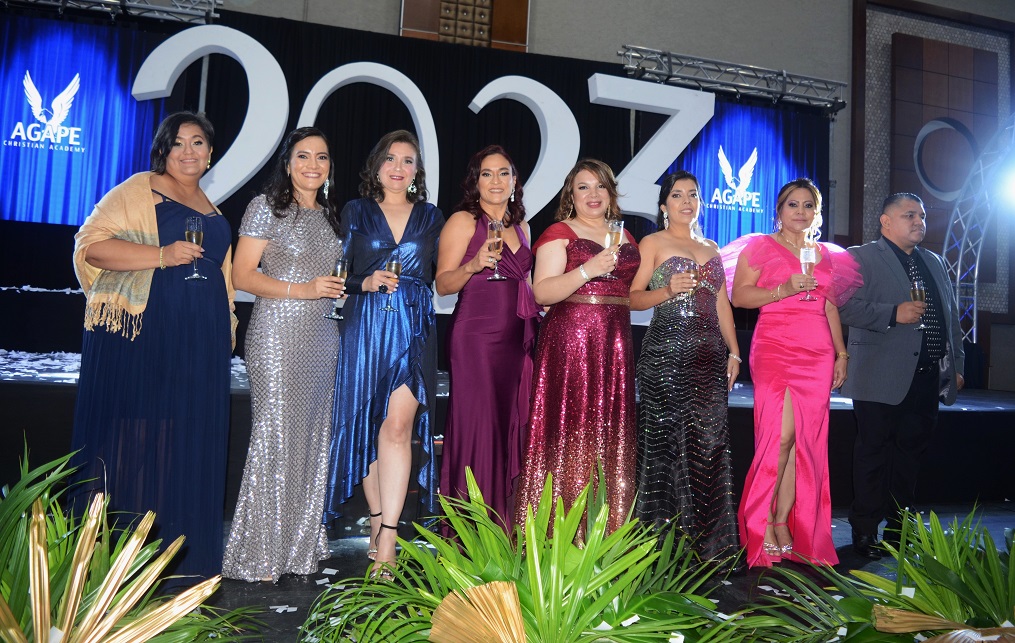 ¡Brindis por el éxito! Generación 2023 de la Ágape Christian Academy celebran su triunfo estudiantil