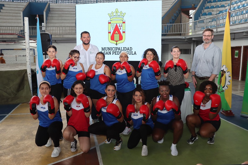 Mujeres sampedranas son certificadas en la disciplina Kickboxing