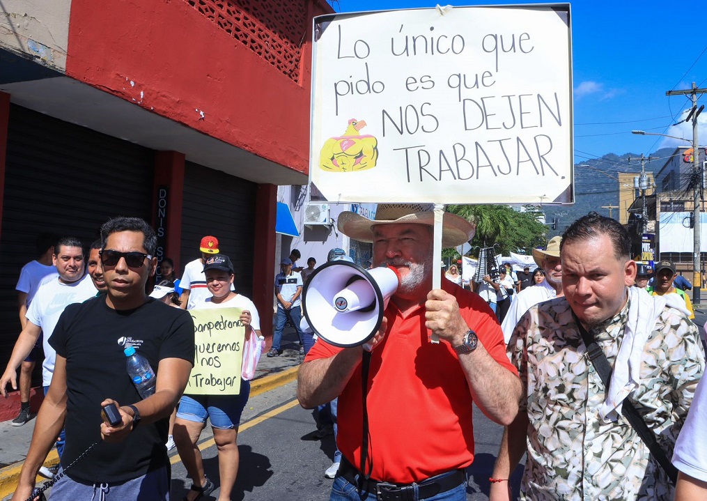 Trabajadores de la industria nocturna de San Pedro Sula se manifiestan en contra del toque
