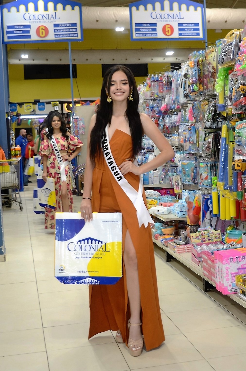 Las 20 candidatas a Miss Honduras Universo 2023 vistan Superados Colonial y comparten con sus clientes