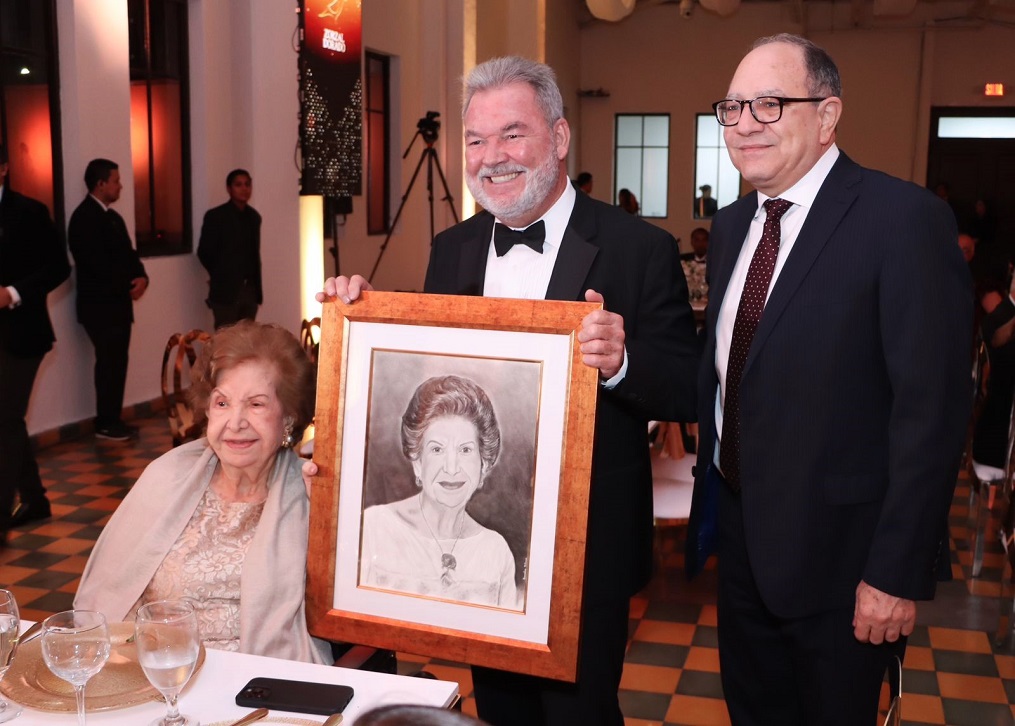 Galardonan con Premio Zorzal Dorado a Julieta Kattán, Linda Coello y Vivian Chahín en San Pedro Sula