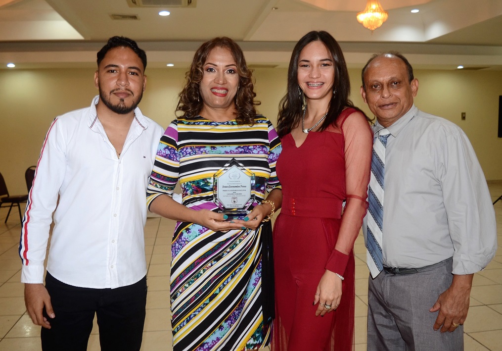 Galardonan a seis pedagogos con el Premio a la Excelencia Merendón 2023 en San Pedro Sula