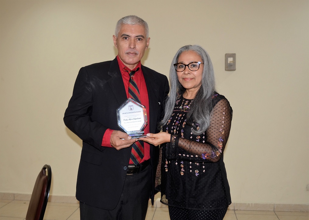 Galardonan a seis pedagogos con el Premio a la Excelencia Merendón 2023 en San Pedro Sula