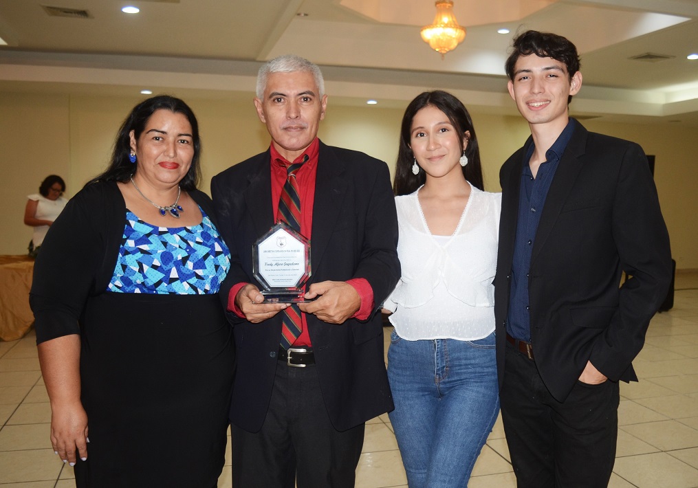 Galardonan a seis pedagogos con el Premio a la Excelencia Merendón 2023 en San Pedro Sula