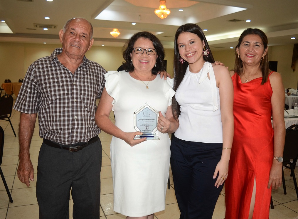 Galardonan a seis pedagogos con el Premio a la Excelencia Merendón 2023 en San Pedro Sula