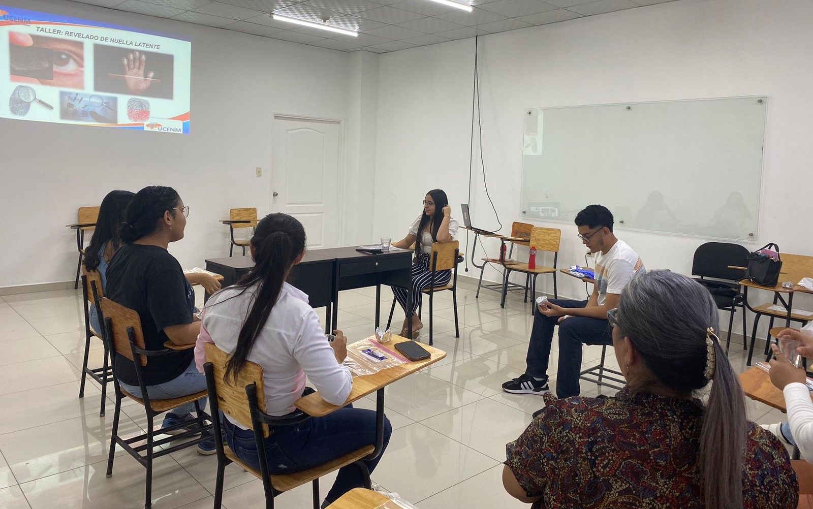 Estudiantes de la carrera de Derecho de UCENM Juticalpa participan en talleres y simulacros en sus asignaturas presenciales