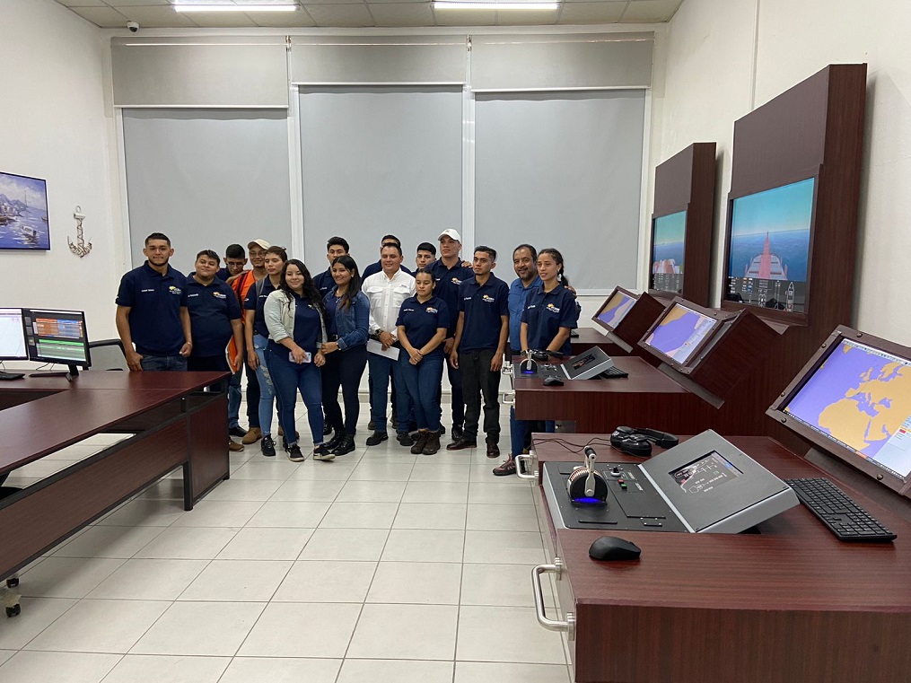 Estudiantes de Técnico Universitario en Logística y Operaciones Portuarias realizan gira académica