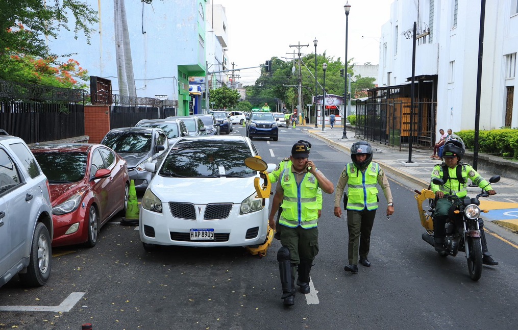 Inician pruebas "enchachando" vehículos mal estacionados en el centro de San Pedro Sula