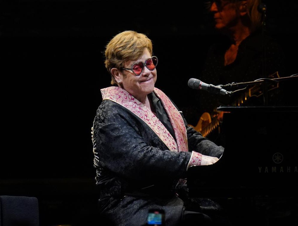 Elton John fue llevado a emergencias tras una caída en Niza