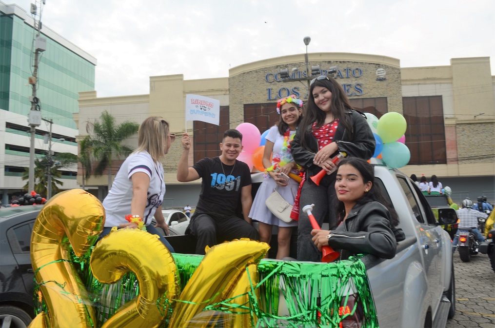 La película “Teen Beach Movie” inspiró la Senior Entrance de la Happy New Dawn