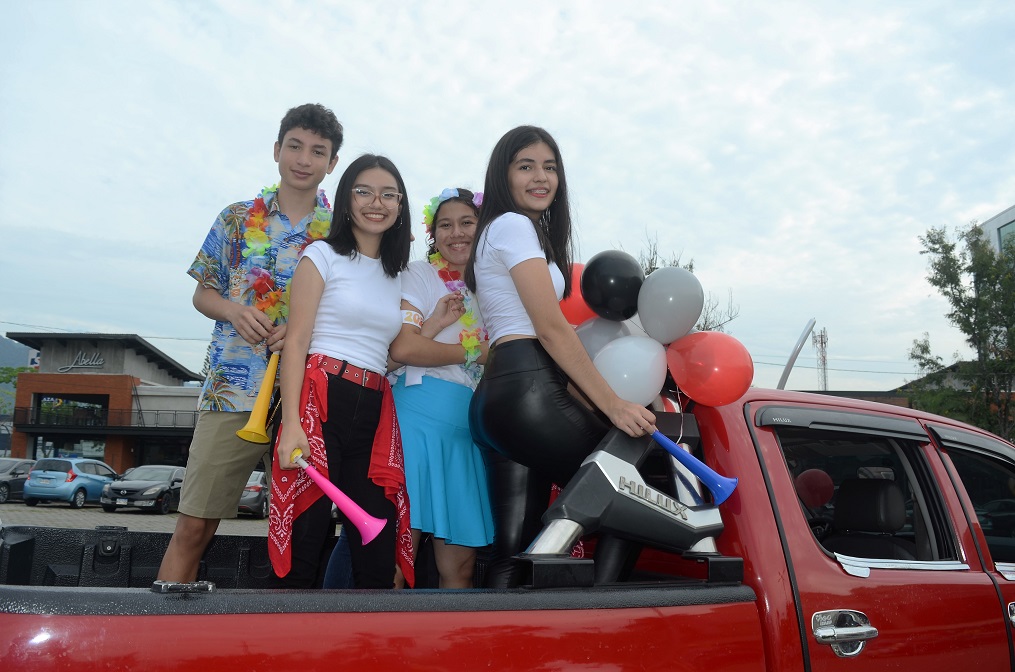 La película “Teen Beach Movie” inspiró la Senior Entrance de la Happy New Dawn