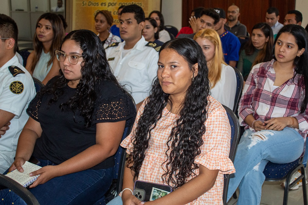 Estudiantes de UCENM participan en Jornada Náutica y Portuaria