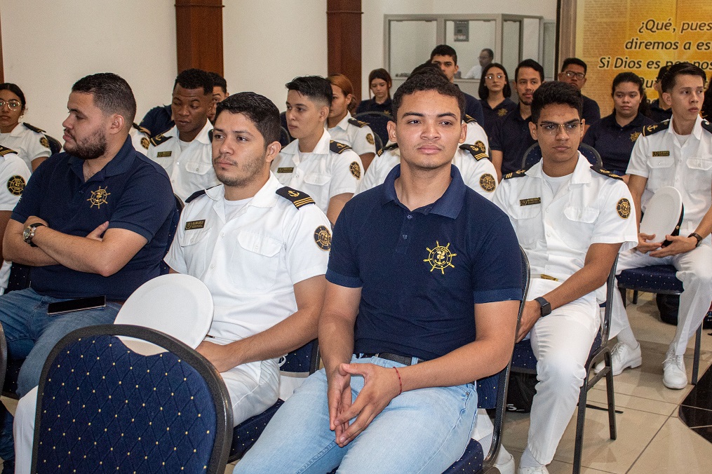 Estudiantes de UCENM participan en Jornada Náutica y Portuaria