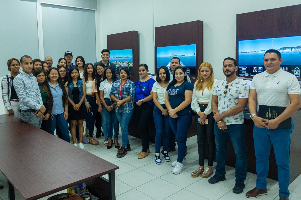 Estudiantes de UCENM participan en Jornada Náutica y Portuaria