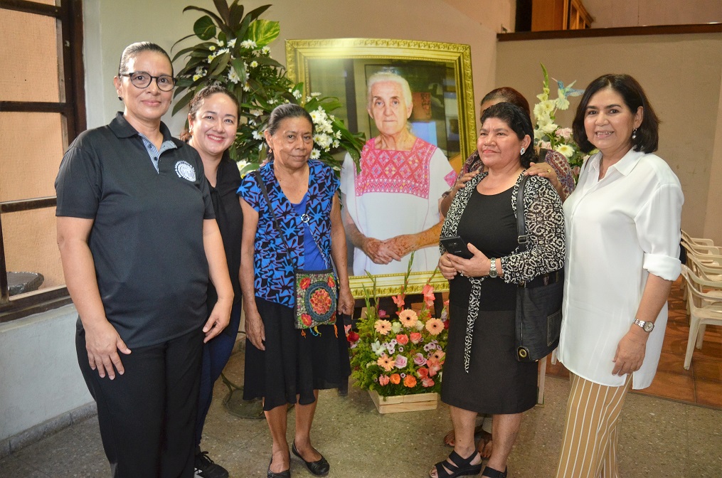 Tributan homenaje póstumo a Teresa de Pastor en San Pedro Sula 