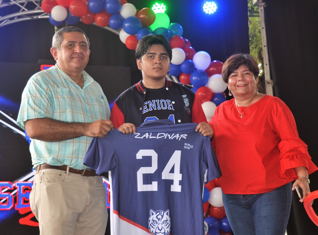 La seniors entrance 2024 de la Escuela Episcopal El Buen Pastor