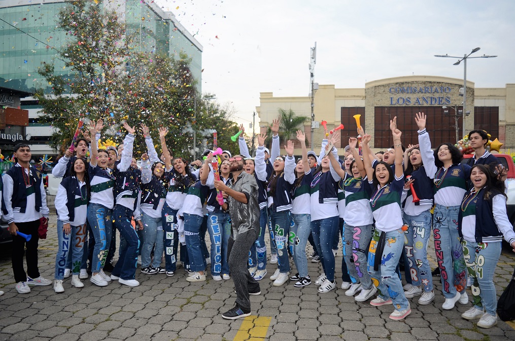 Seniors entrance estilo carnaval protagoniza generación 2024 de la Academia Americana