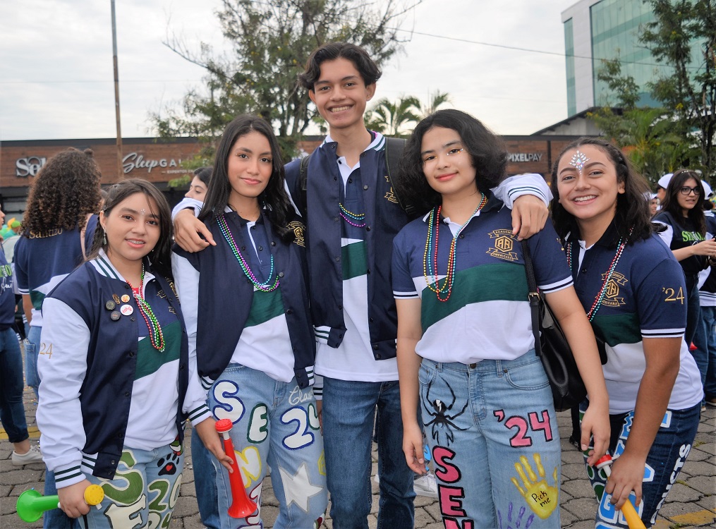 Seniors entrance estilo carnaval protagoniza generación 2024 de la Academia Americana