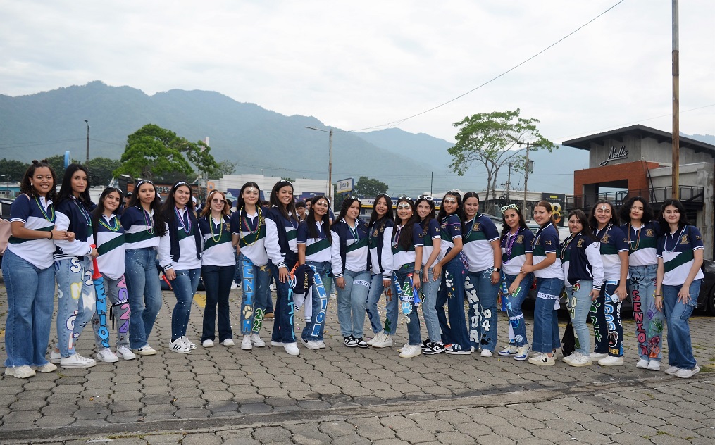 Seniors entrance estilo carnaval protagoniza generación 2024 de la Academia Americana