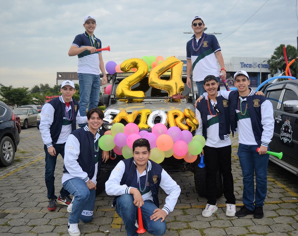 Seniors entrance estilo carnaval protagoniza generación 2024 de la Academia Americana