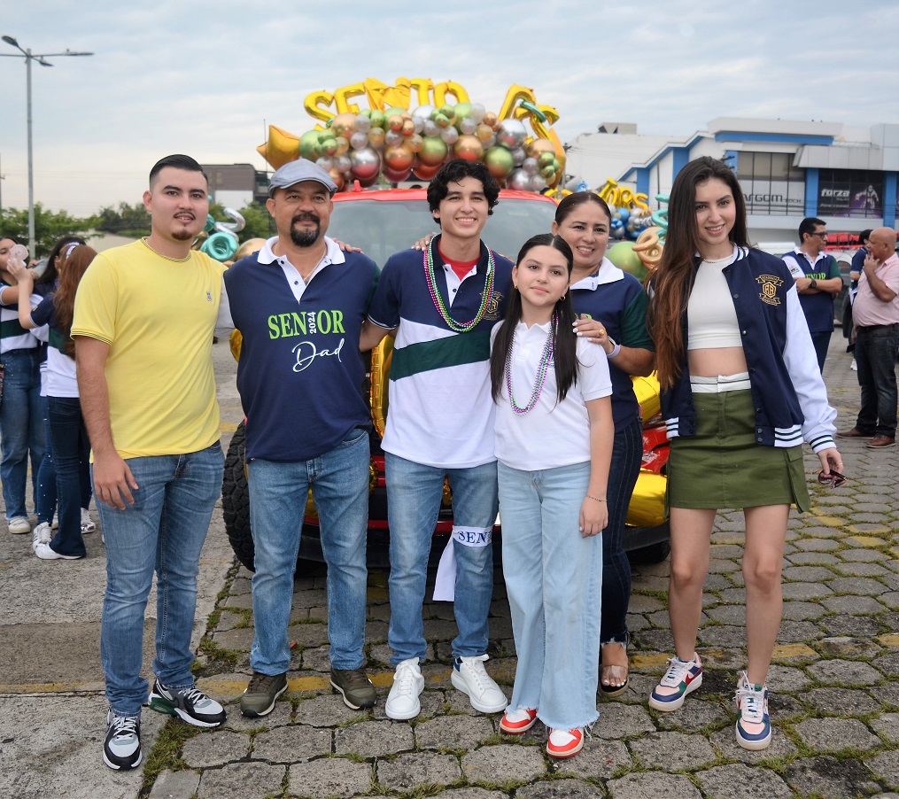 Seniors entrance estilo carnaval protagoniza generación 2024 de la Academia Americana