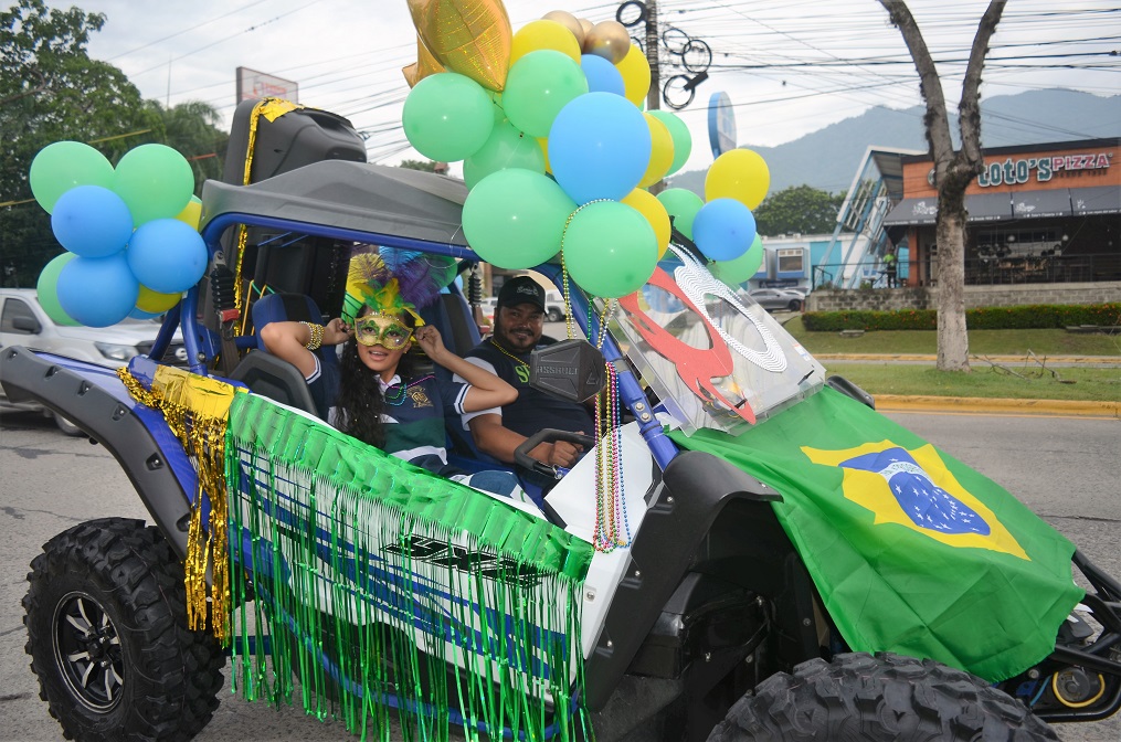 Seniors entrance estilo carnaval protagoniza generación 2024 de la Academia Americana