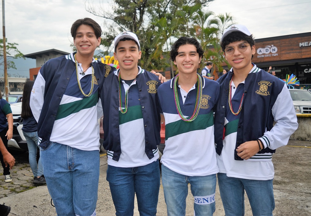 Seniors entrance estilo carnaval protagoniza generación 2024 de la Academia Americana