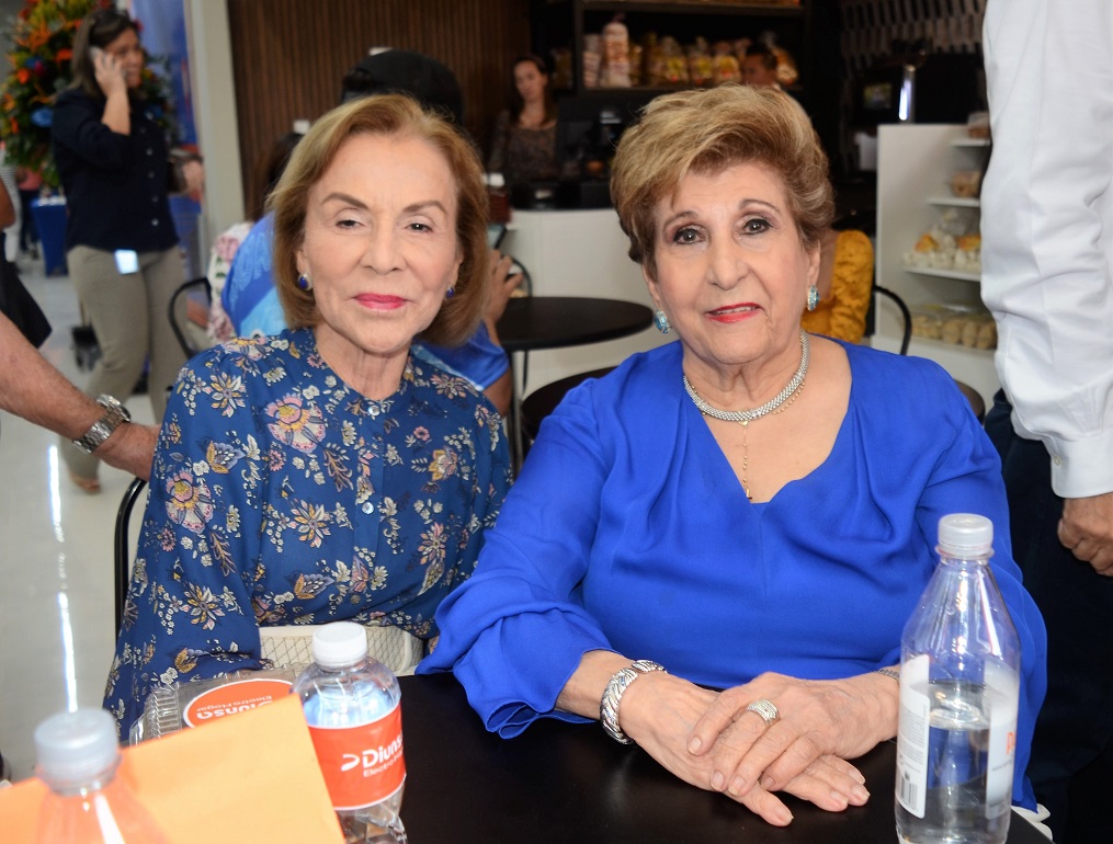 Dos honorables damas Gloria Hawit y Lili Faraj, departiendo en la inauguración de Diunsa ElectroHogar en la ciudad de El Progreso.