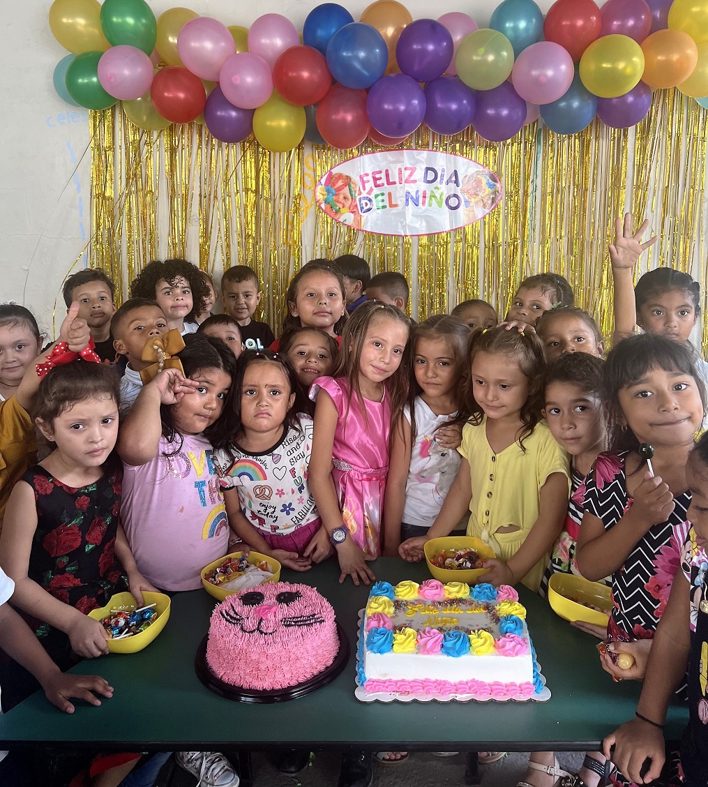 Supermercados Colonial lleva alegría a niños del Kinder Graciela H. Buezo de Rio Blanco