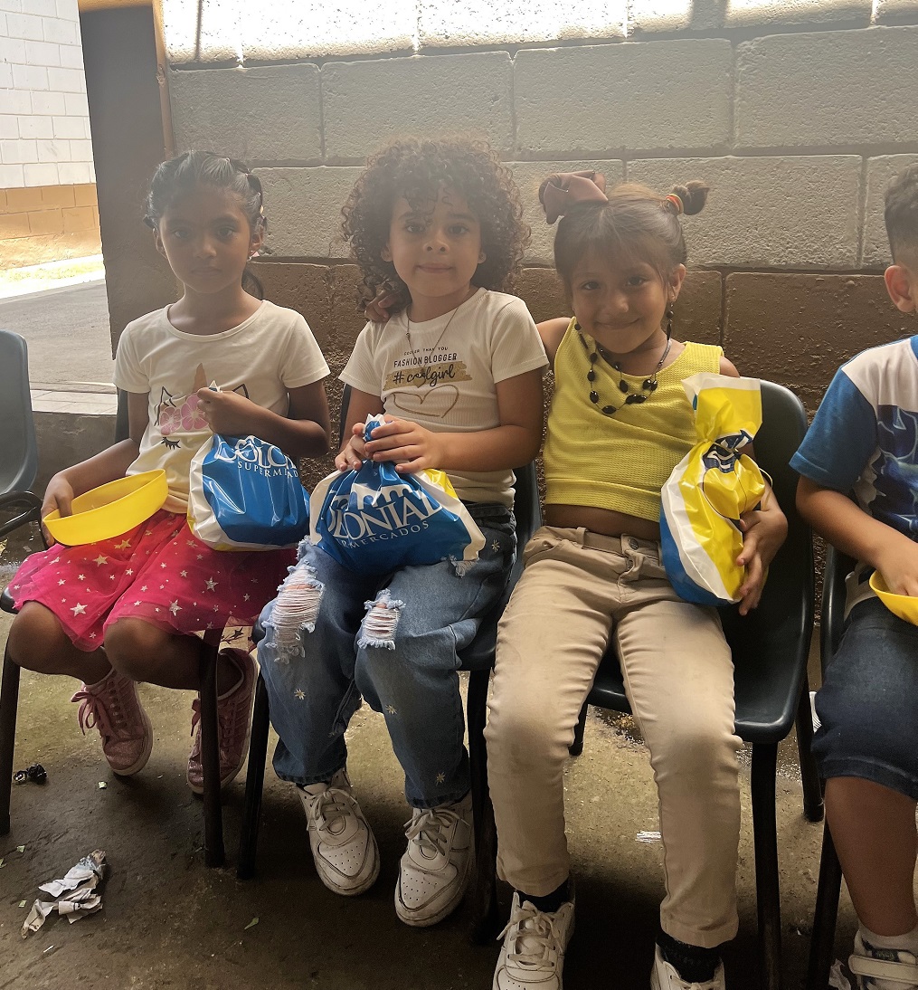 Supermercados Colonial lleva alegría a niños del Kinder Graciela H. Buezo de Rio Blanco