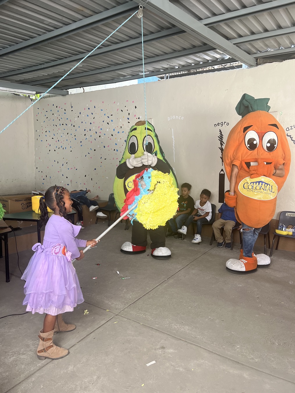 Supermercados Colonial lleva alegría a niños del Kinder Graciela H. Buezo de Rio Blanco