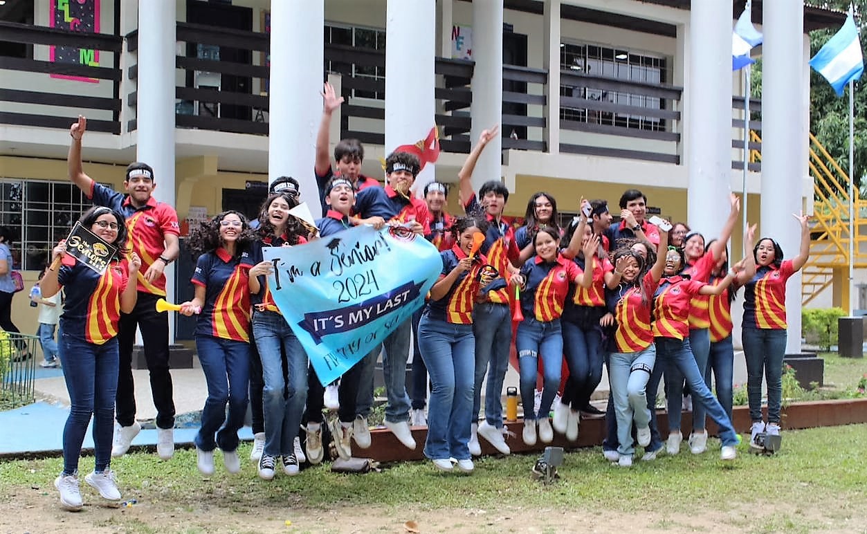 Seniors de la Discovery School protagonizan su entrada carnavalesca