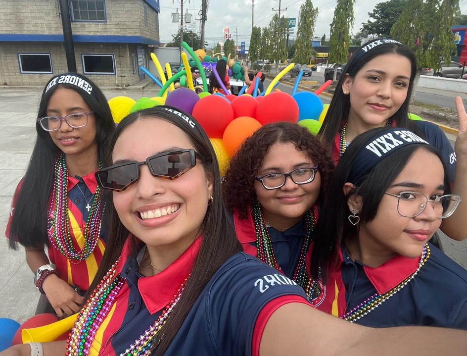 Seniors de la Discovery School protagonizan su entrada carnavalesca