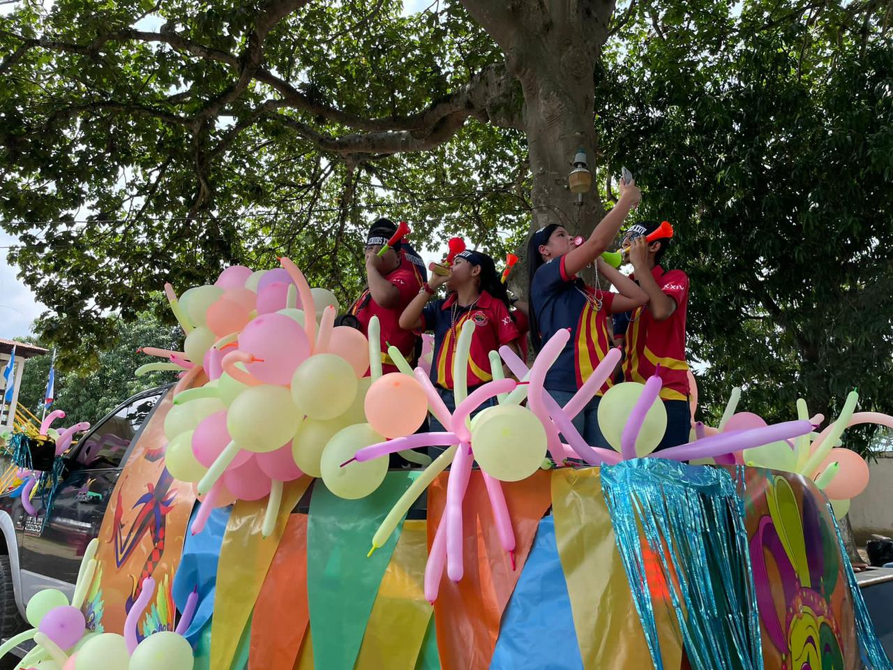Seniors de la Discovery School protagonizan su entrada carnavalesca