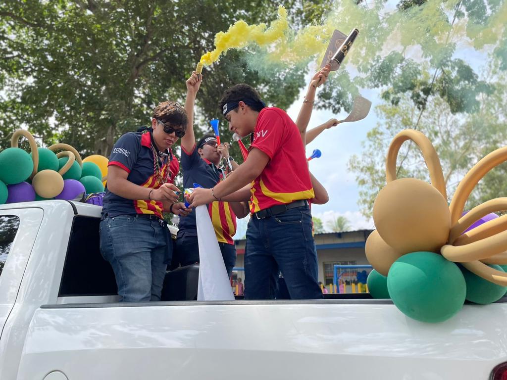 Seniors de la Discovery School protagonizan su entrada carnavalesca