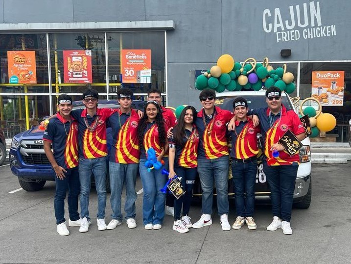 Seniors de la Discovery School protagonizan su entrada carnavalesca