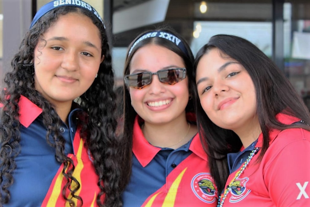 Seniors de la Discovery School protagonizan su entrada carnavalesca