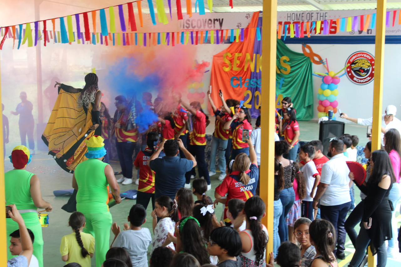 Seniors de la Discovery School protagonizan su entrada carnavalesca