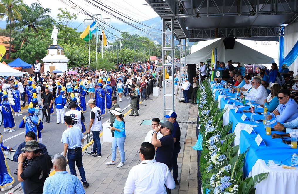 Fervor y civismo en desfile conmemorativos al 202 Aniversario de Independencia Patria