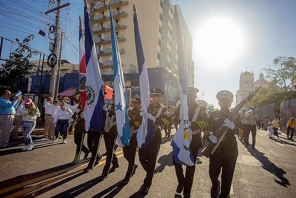 Fervor y civismo en desfile conmemorativos al 202 Aniversario de Independencia Patria