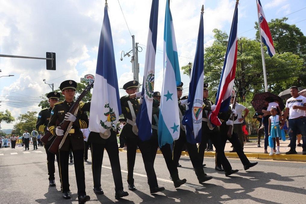 Civismo y color en desfiles patrios de centros de educación primaria de San Pedro Sula