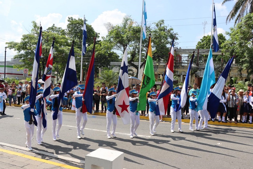 Civismo y color en desfiles patrios de centros de educación primaria de San Pedro Sula