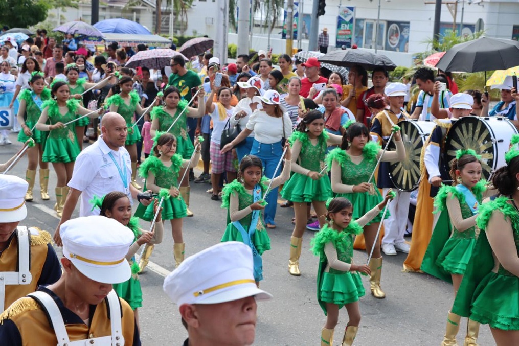 Civismo y color en desfiles patrios de centros de educación primaria de San Pedro Sula