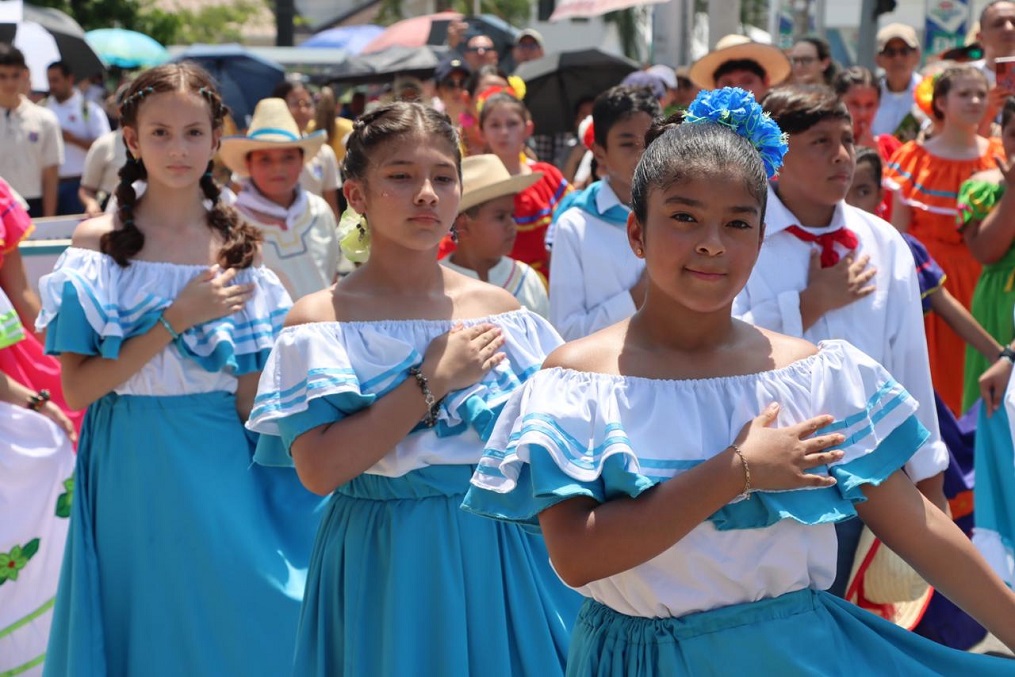 Civismo y color en desfiles patrios de centros de educación primaria de San Pedro Sula