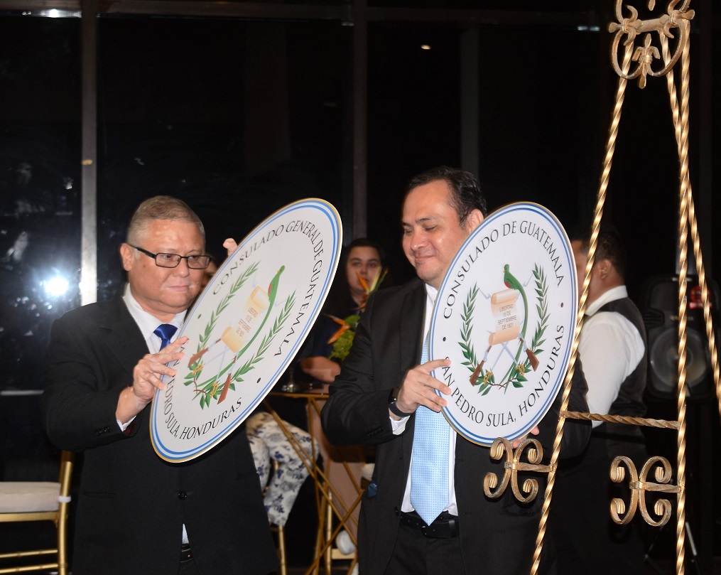 José Martin Chicas, Eduardo Antonio Escobedo, Ramón Fuentes y Rudy Monterroso, brindan por el 202 aniversario de independencia patria de Guatemala.