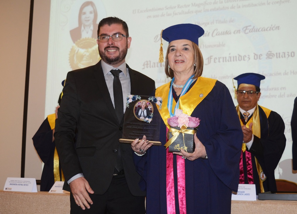 María Antonia de Suazo recibe Doctorado Honoris Causa en Educación de Universidad Politécnica de Honduras