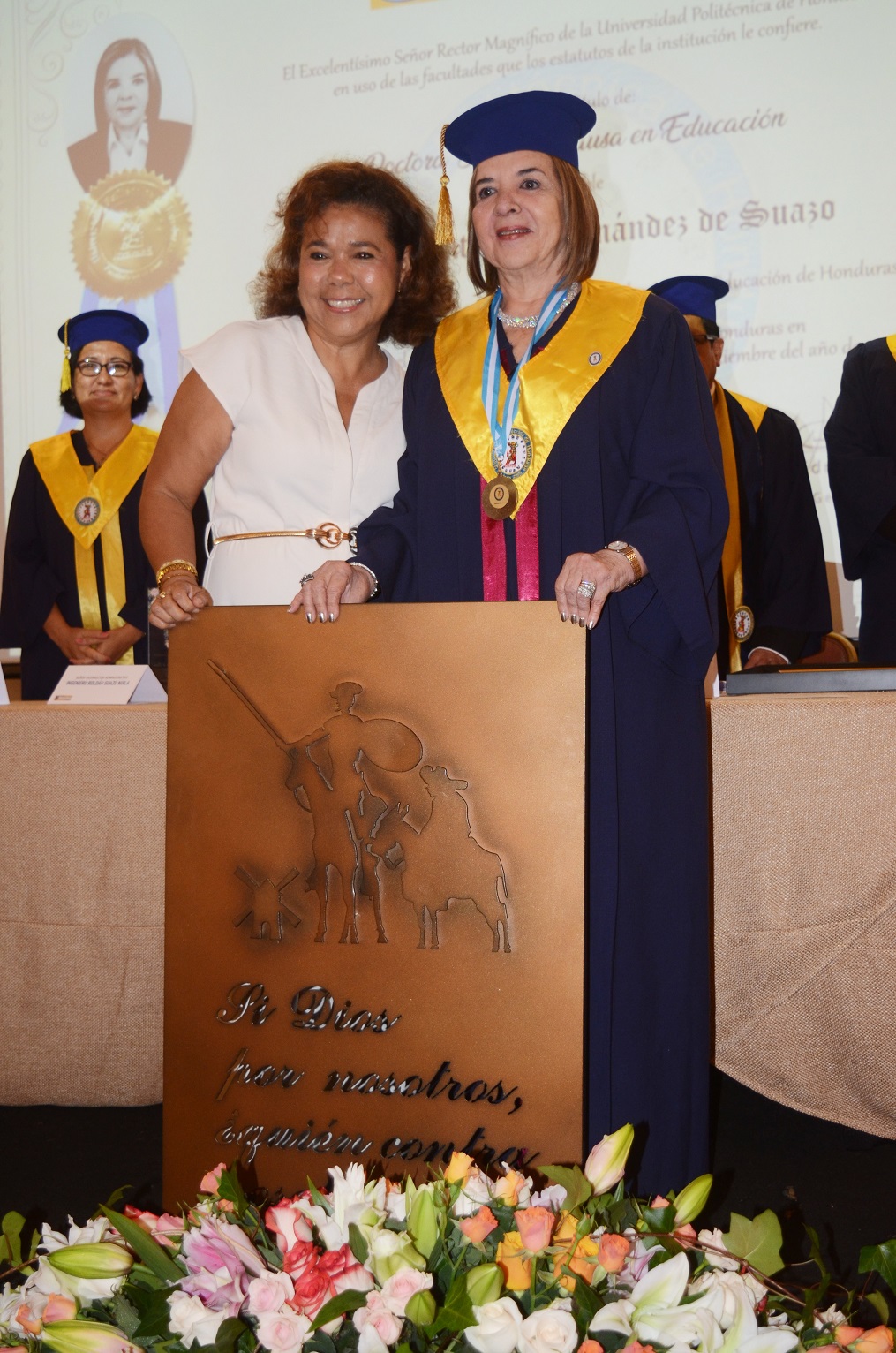 María Antonia de Suazo recibe Doctorado Honoris Causa en Educación de Universidad Politécnica de Honduras